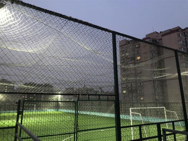静安大融城屋顶建球场,围栏刚竖投诉就来:城市“第五空间”难道只能种绿化? 静安大融城屋顶建球场,围栏刚竖投诉就来:城市“第五空间”难道只能种绿化?