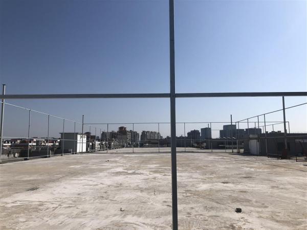静安大融城屋顶建球场,围栏刚竖投诉就来:城市“第五空间”难道只能种绿化? 静安大融城屋顶建球场,围栏刚竖投诉就来:城市“第五空间”难道只能种绿化?