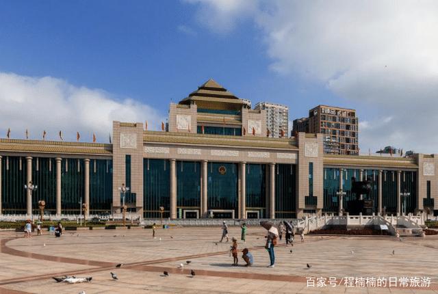 南宁一座富裕的城市，有高速铁路，古建筑众多