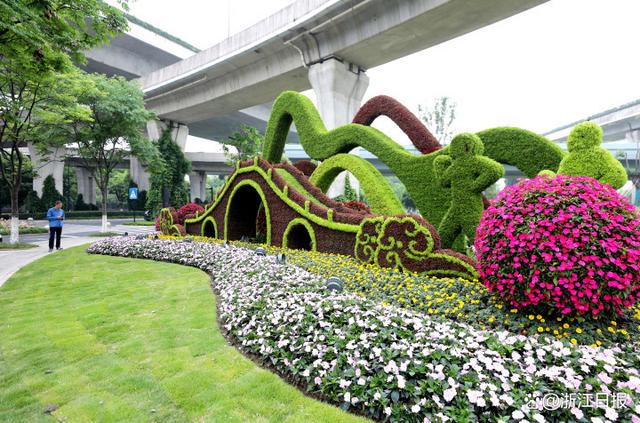 杭州：亚运花坛扮靓入城口