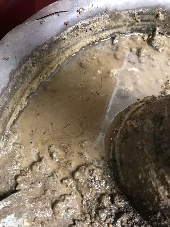 土壤积水板结不透气，灌点沙子倒点酒，松软如发糕