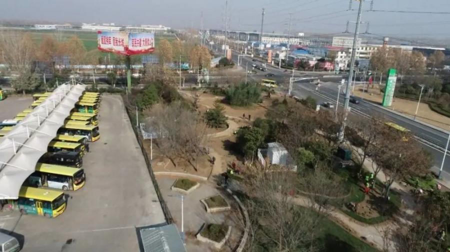 县综合行政执法局：道路交通节点绿化打造 扮靓城市风景线