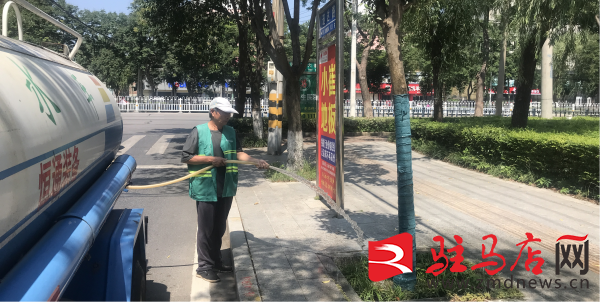 开发区城管局加强夏季绿化管养工作