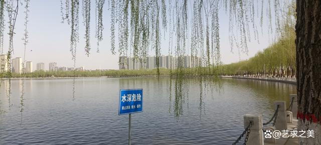 美丽的须水河滨河公园，红花绿柳，环境优美