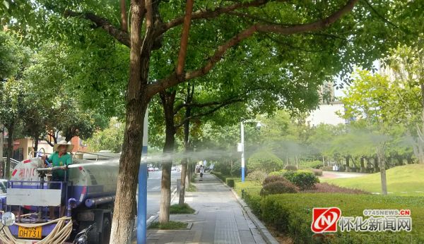 园林工人为绿化植物“消暑降温”
