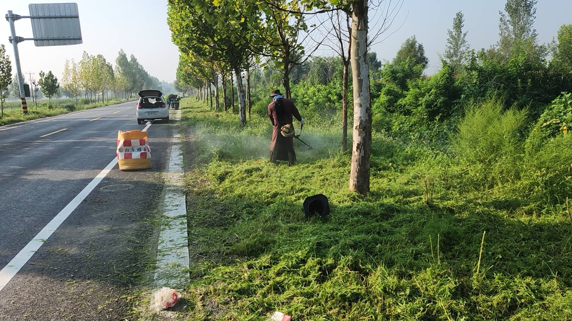 庆云公路分中心开展公路绿化修剪作业