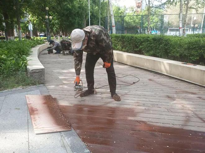 提升景观品质 游园设施刷漆焕新颜