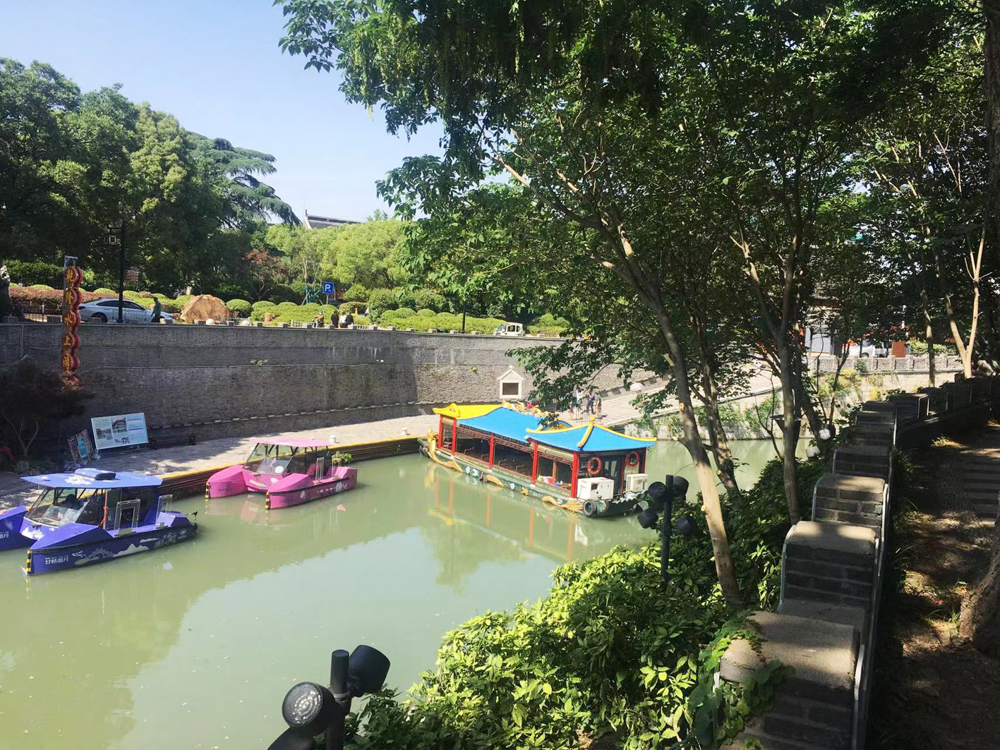 透过绿墙北护城河风光一览无余