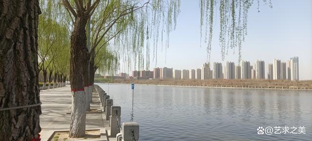 美丽的须水河滨河公园，红花绿柳，环境优美