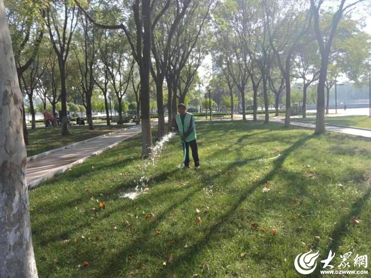 德州园林做好秋季绿植灌溉养护 为绿化苗木补水“解渴”