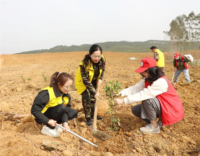 东门林场开展义务植树共建活动