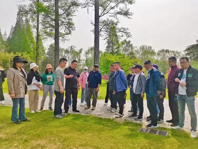 人民公园开展绿化养护学习观摩活动