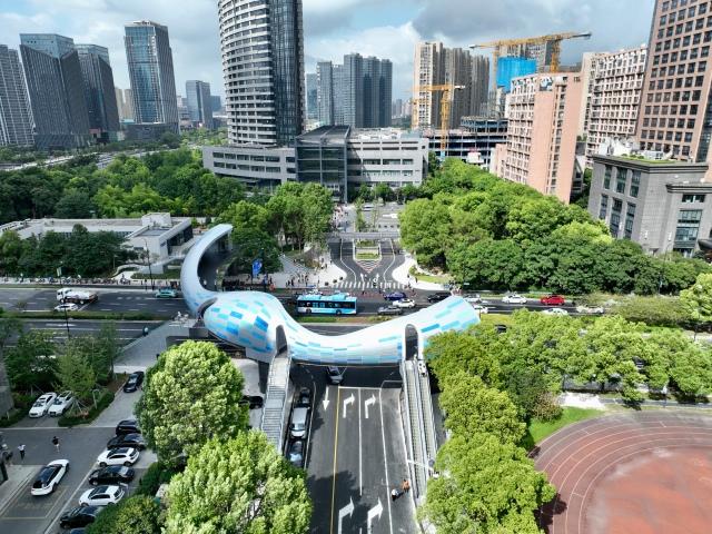 滨江首座异型天桥亮相，就在浙二门口！