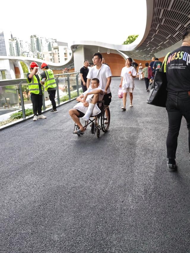 滨江首座异型天桥亮相，就在浙二门口！